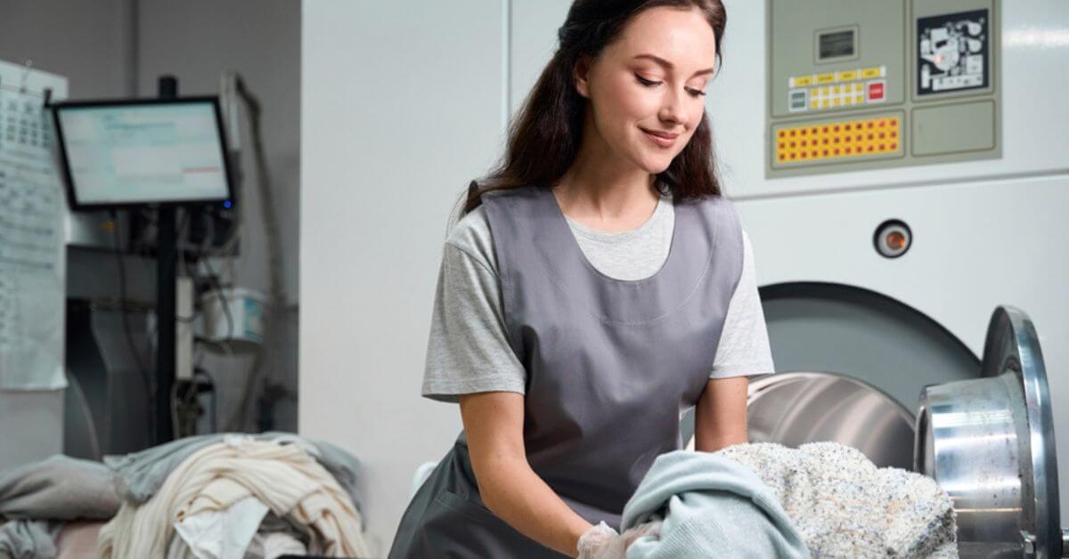 Dubai Marina Laundry - Expert is working